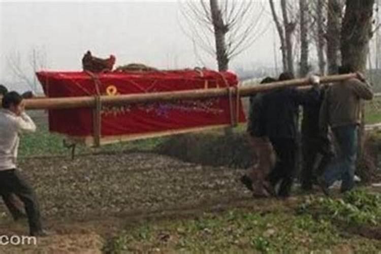 梦见老人死了抬棺材出了门外
