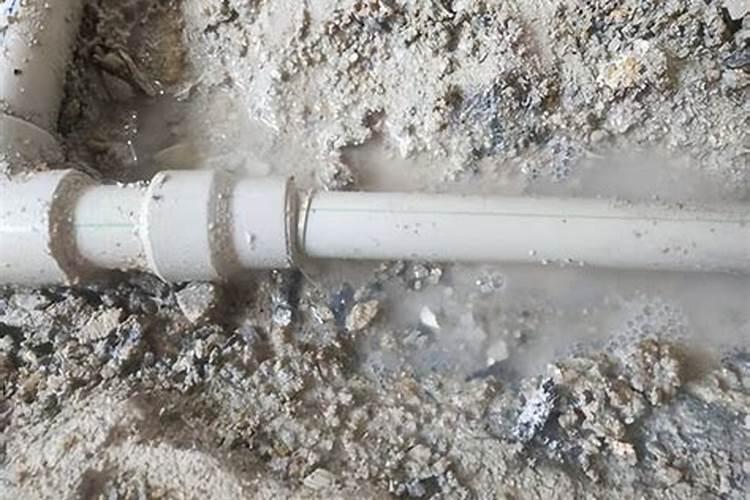 梦见水管漏水修水管