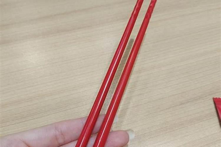 梦见多了一双红筷子？