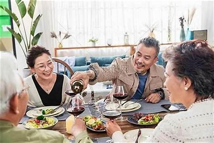 梦见很多人在一起参加活动？