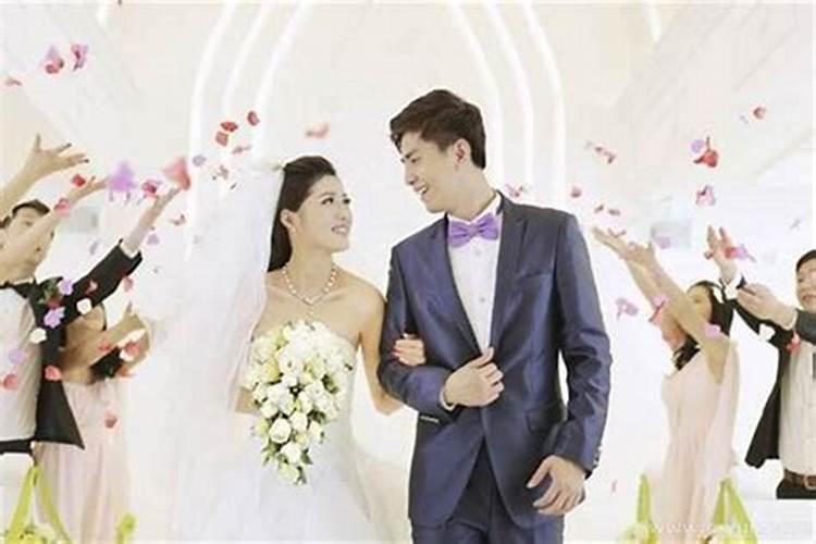 结婚女人梦见初恋男友什么意思？