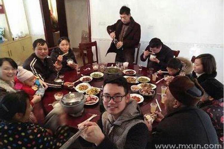 梦到家里很多人很热闹？