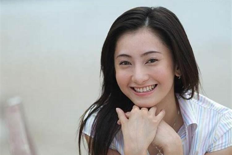 梦见陌生女人冲自己笑