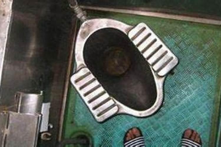 梦见厕所脏没法下脚