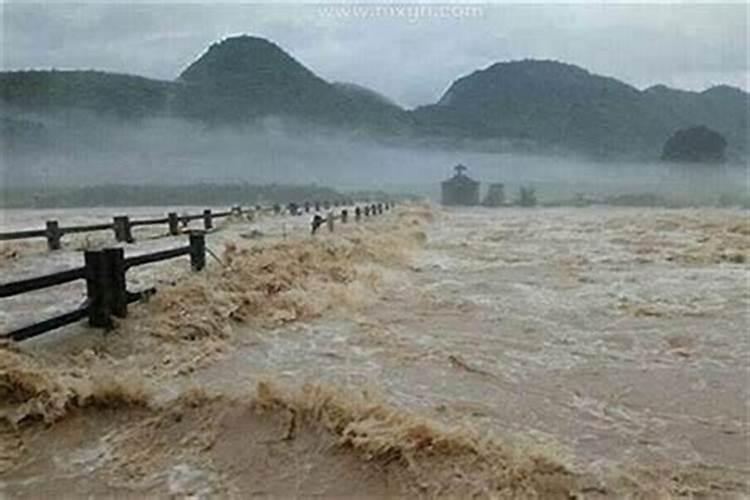 梦见发洪水我无处跑