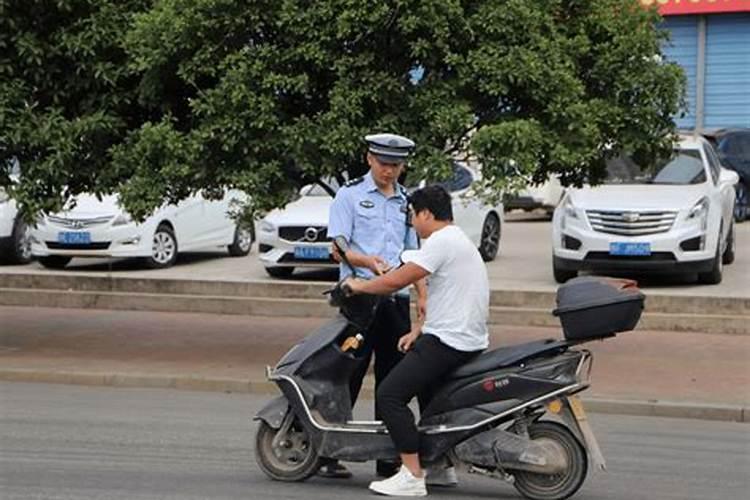 梦到自己骑摩托车被交警抓