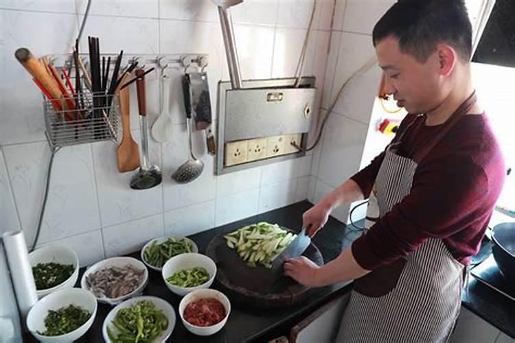 梦见好多熟人在家里做饭给我吃？