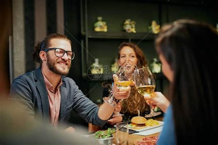 梦到去外国人家吃饭