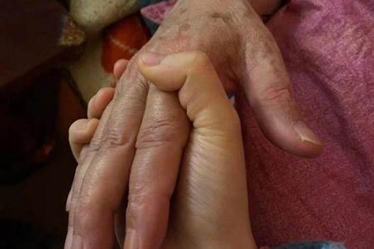 梦到找已故的外公看病