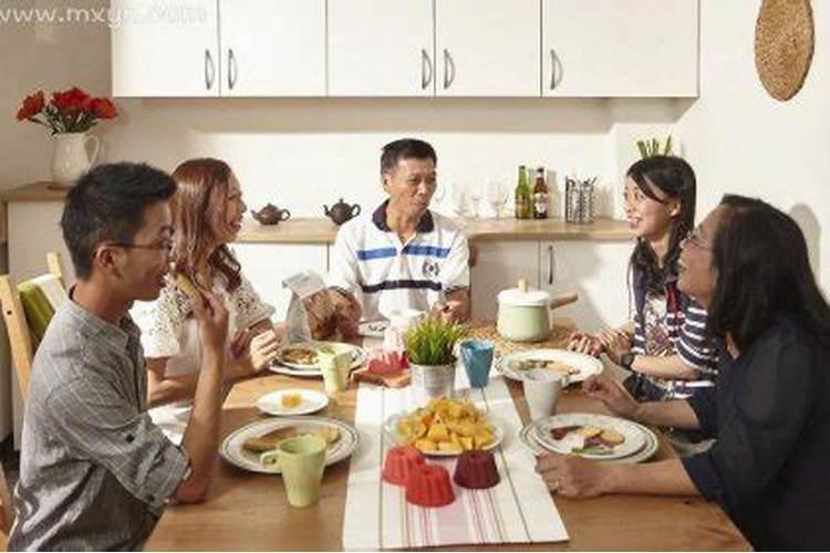 梦见初中同学一起吃饭是什么意思？