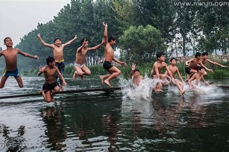 梦见家人去河里玩什么意思？