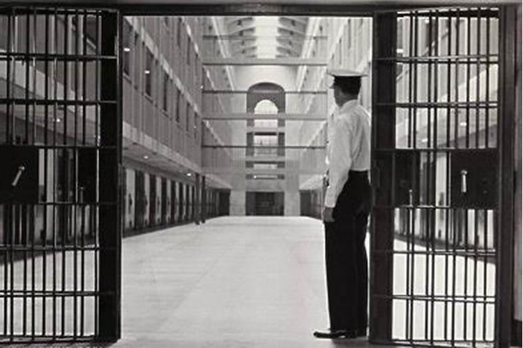 梦见进监狱是什么意思？