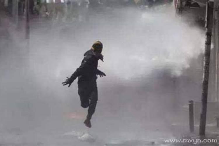 梦见被人追赶拼命逃跑