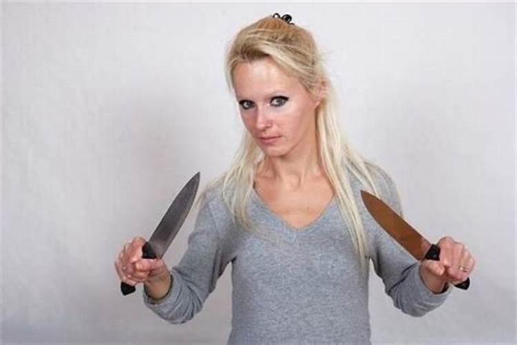 梦见爸爸拿着刀追杀我