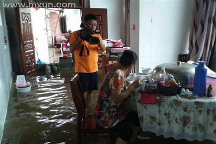 梦见洪水淹到自己和孩子