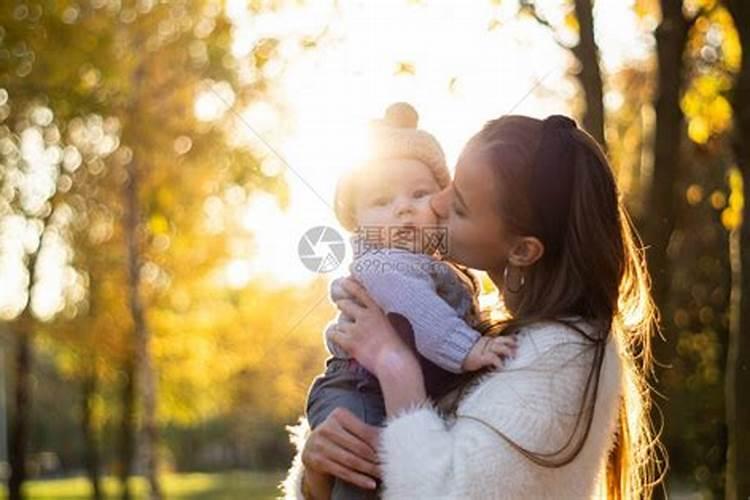 梦见漂亮女婴我抱在怀里