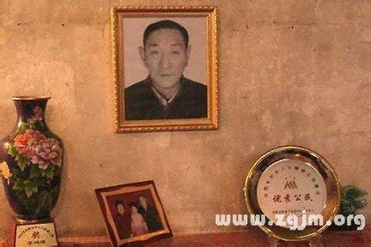 梦到已故亲人下葬的场景