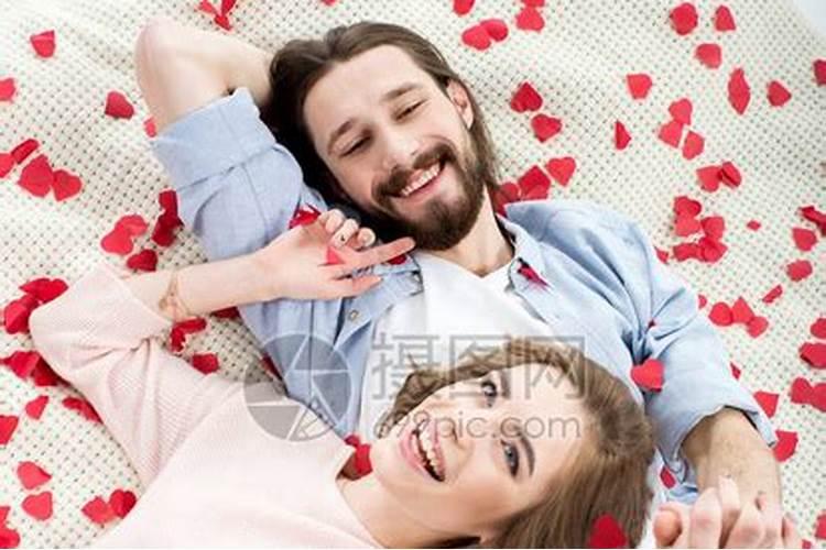 梦见和一个女的躺在一起