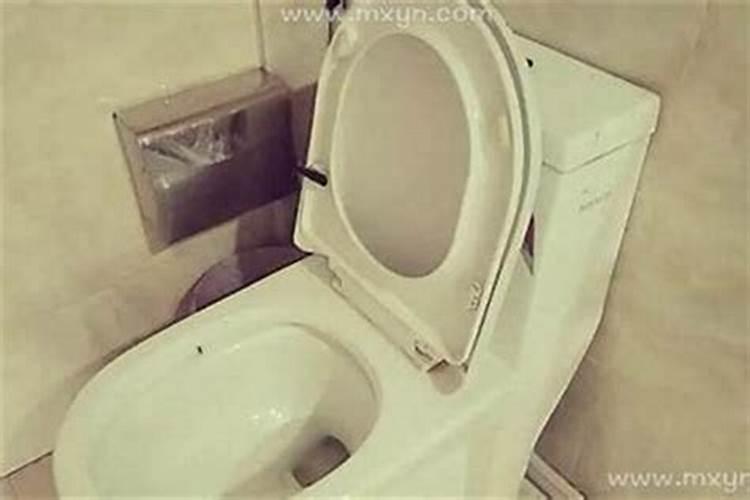 梦见冲洗厕所的污垢往外流