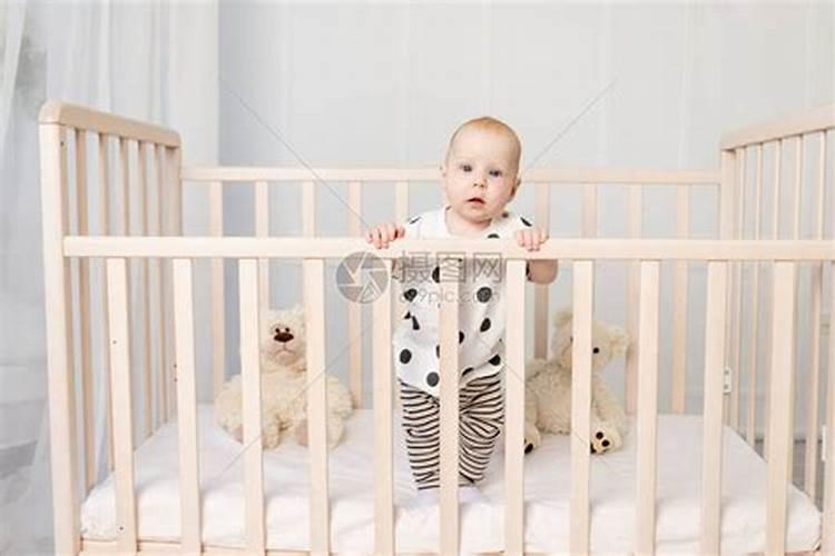 梦见七个婴儿在床上睡