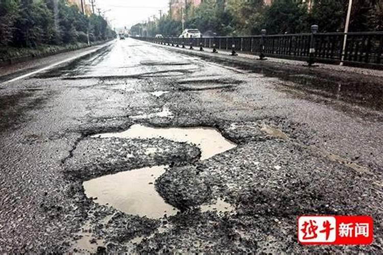 梦见骑车路上坑坑洼洼