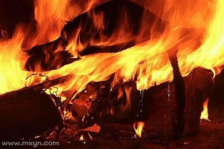 女人梦到火是什么预兆？