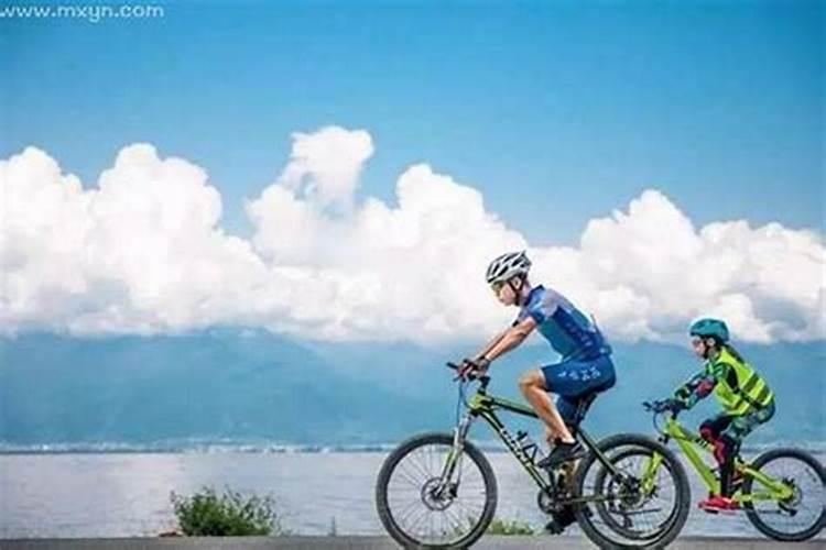 梦见骑自行车很费劲下坡路很顺