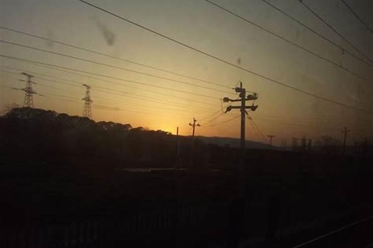 梦见骑车回家天黑黑的