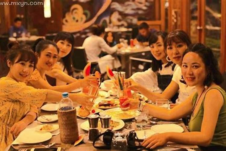 梦见和好多同事在一起吃饭？