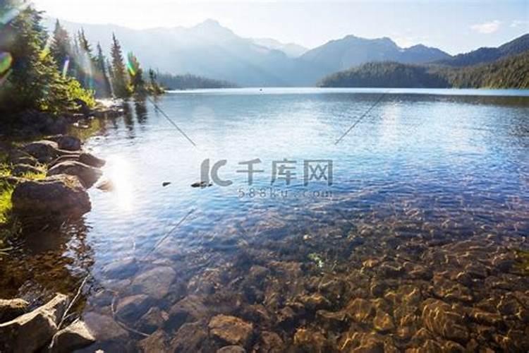 梦见平静的一大湖泊水