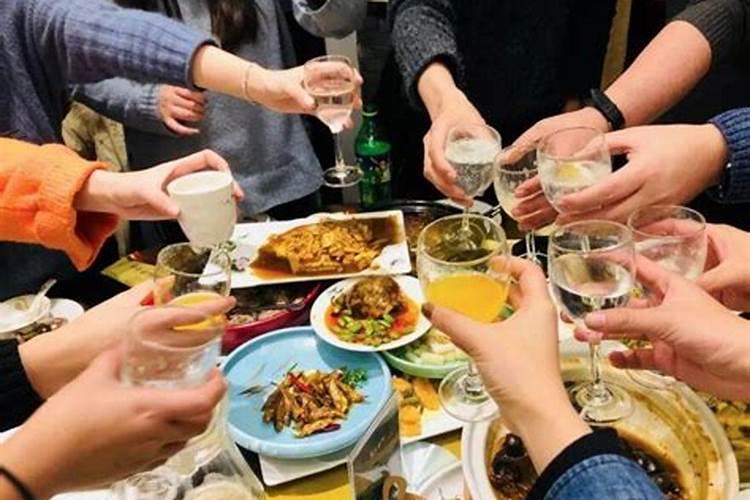 梦见和一些陌生人一起吃饭