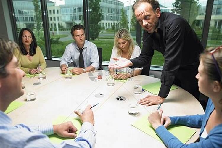 梦见亲戚朋友聚在一起商量事情