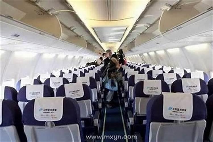 梦到坐飞机回家是什么意思？